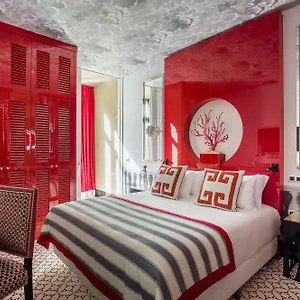 Mate Anna, Hotel
